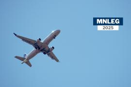 A plane flying against a blue sky. Text says "MNLEG 2025"