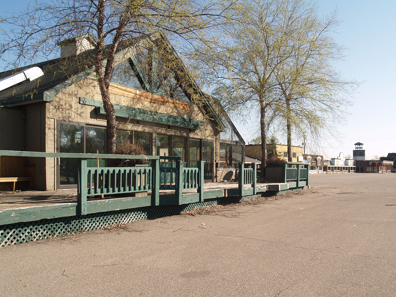 A former bar building sits in a parking lot.