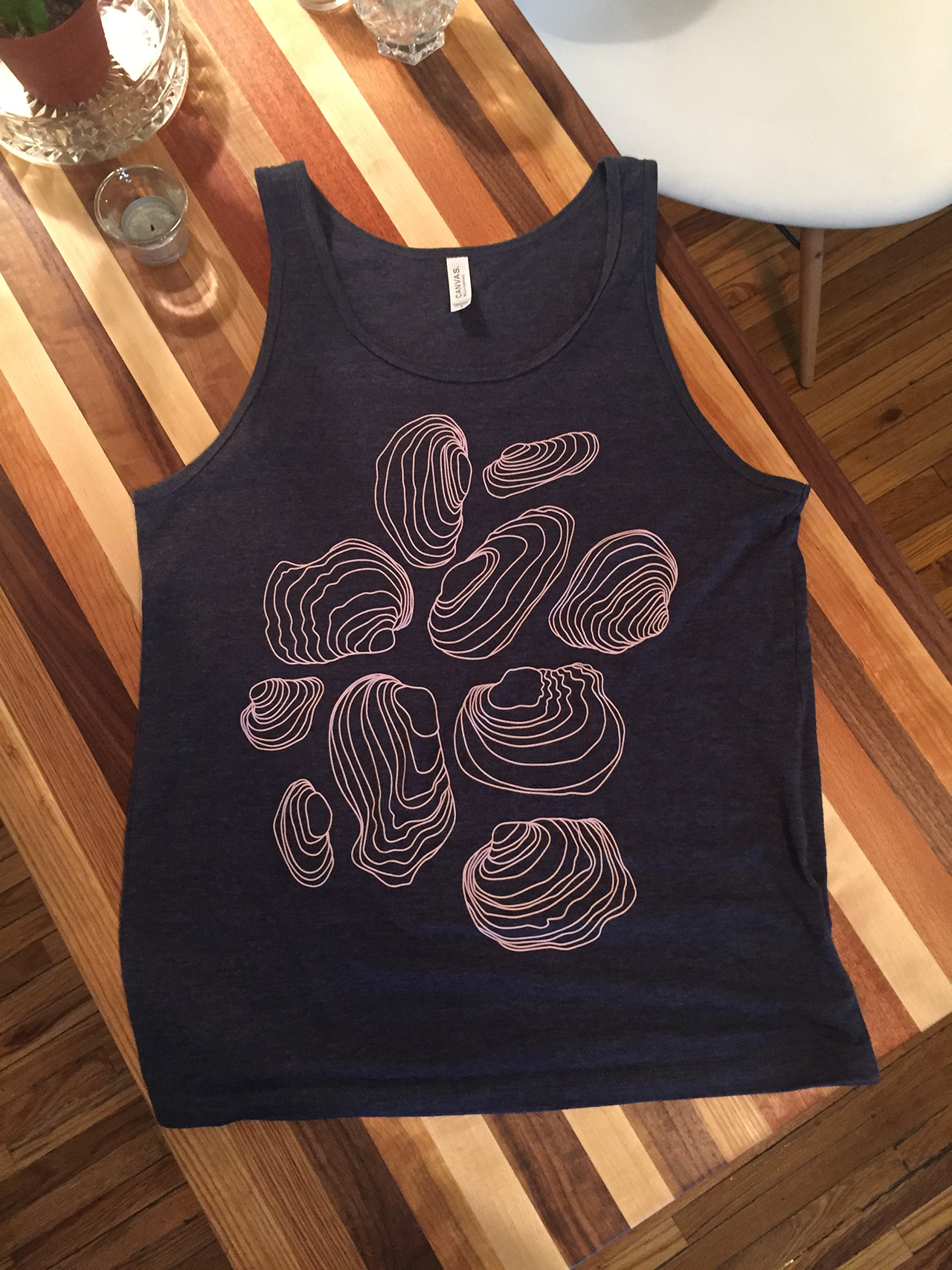 Sleeveless tee with mussels design