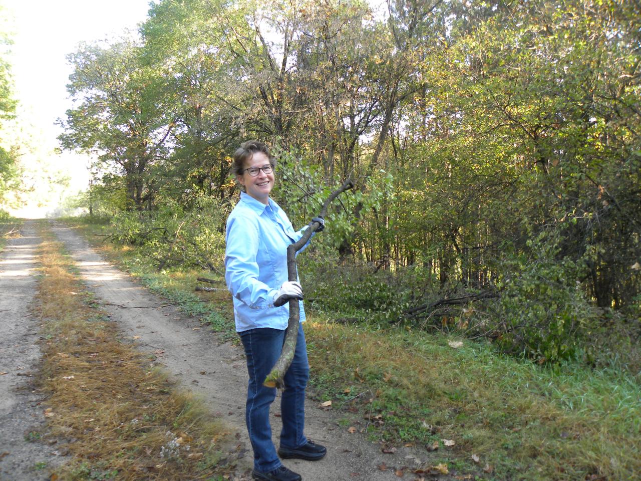 Volunteer at the oak woodlands brush haul Volunteer Michelle with buckthorn at the 2021 brush haul
